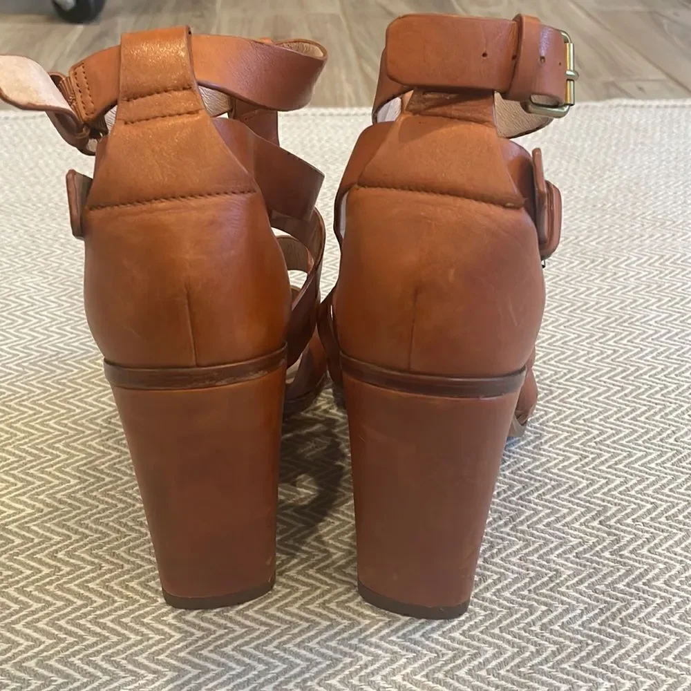 Pour la Victorio Cecile Wedge Heels Size 9